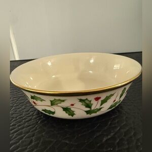Festive LENOX CHRISTMAS HOLIDAY COLLECTION BOWL
USA GOLD TRIM